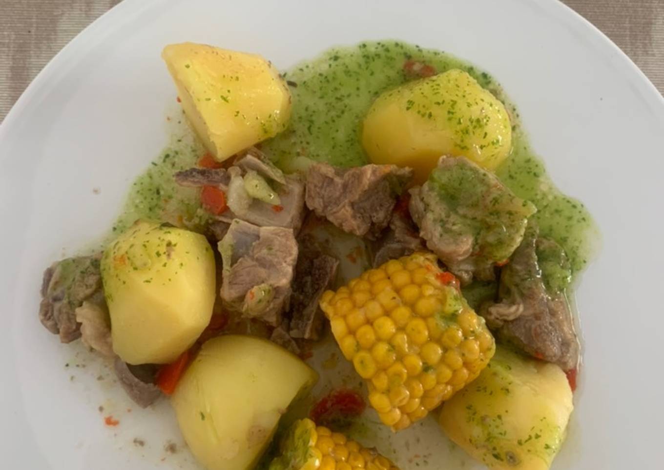 Costillas con piñas, papas y mojo verde