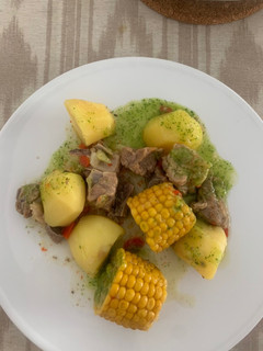 Una foto de Costillas con piñas, papas y mojo verde