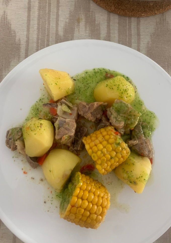 Una foto de Costillas con piñas, papas y mojo verde