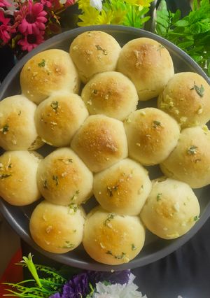 स्टफ्ड गार्लिक रोल (Stuffed Garlic Roll Recipe In Hindi) रेसिपी मुख्य फोटो