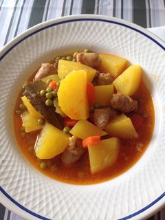 Una foto de Guiso de salchichas con patatas