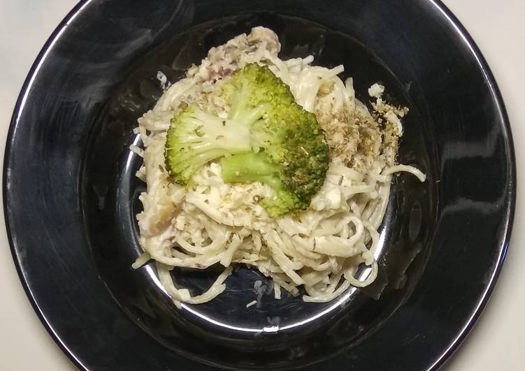 Carbonara Spaghetti dengan Daging Asap, Jamur dan Brokoli