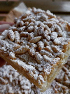 Una foto de Coca de hojaldre de crema de almendras y piñones (sin gluten)