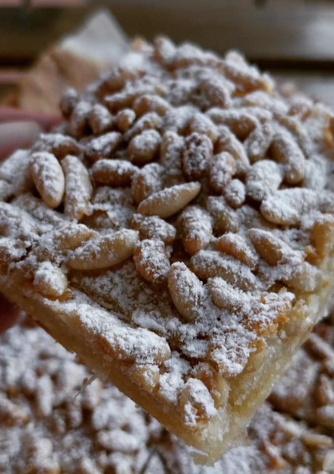 Una foto de Coca de hojaldre de crema de almendras y piñones (sin gluten)