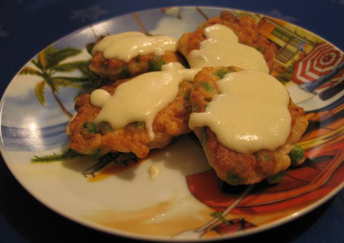 Бабушкины куриные оладьи и соус "Морней"