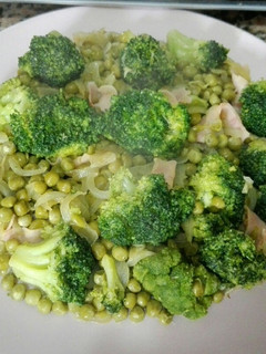 Una foto de Wok 🍲 de brócoli con guisantes