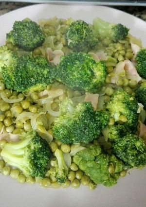 Una foto de Wok 🍲 de brócoli con guisantes