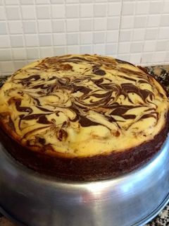 Una foto de Cheesecake de dulce de leche con base de brownie