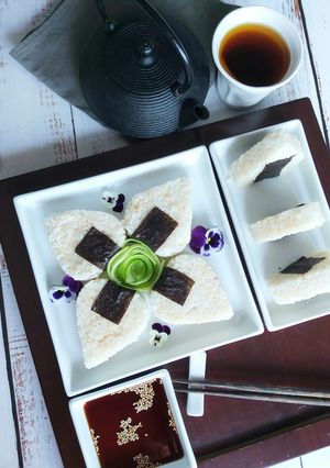 Une photo de Onigiri au thon