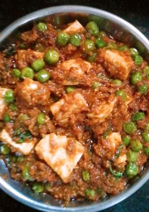 A picture of Matar paneer.