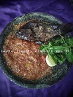 Foto resep Sambal terasi + ikan asap penyet