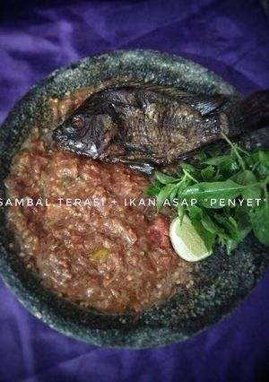 Foto resep Sambal terasi + ikan asap penyet