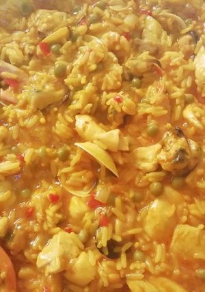 Una foto de Paella a mi manera