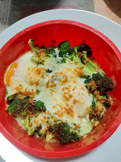 Una foto de Cazuela gratinada de brócoli con huevos y queso 🥦