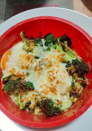 Una foto de Cazuela gratinada de brócoli con huevos y queso 🥦
