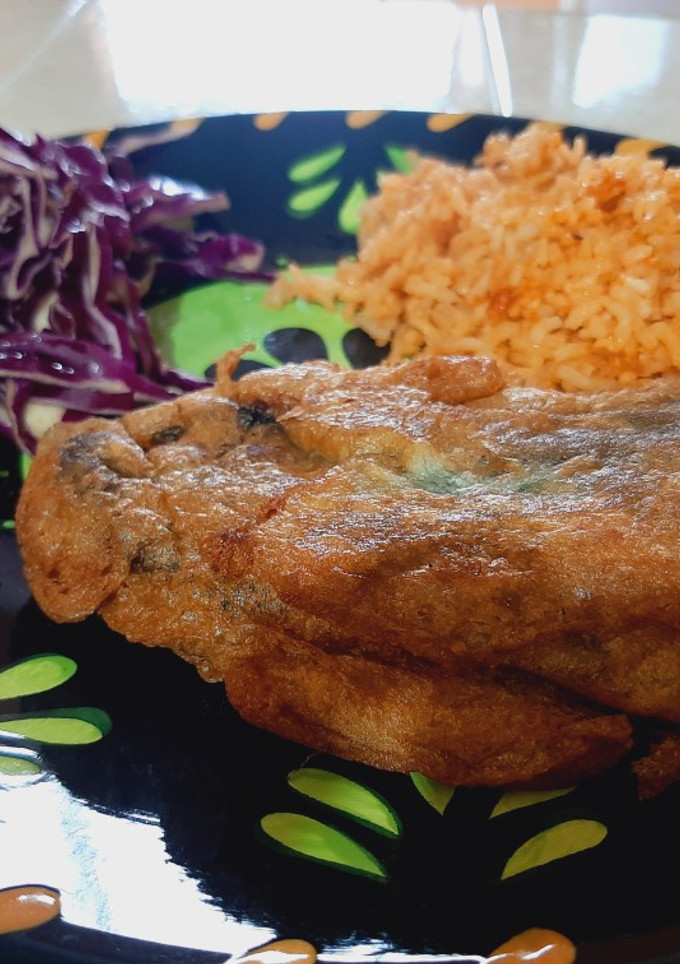 Una foto de Chiles poblanos rellenos
