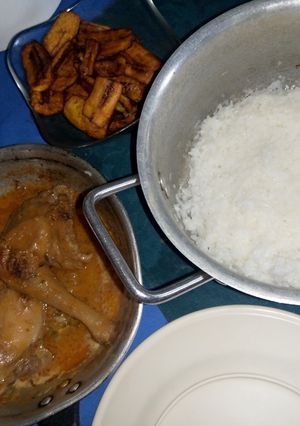 Une photo de Poulet à la sauce d'arachide avec riz blanc et bananes plantain grillées