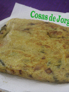 Una foto de Tortilla de cebolla con pimientos y gambas