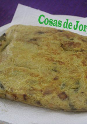 Foto principal de Tortilla de cebolla con pimientos y gambas