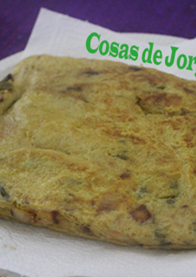 Una foto de Tortilla de cebolla con pimientos y gambas