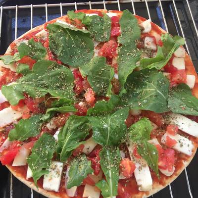 Pizza albahaca, tomate y queso de cabra Receta de Ronie Maguire - Cookpad