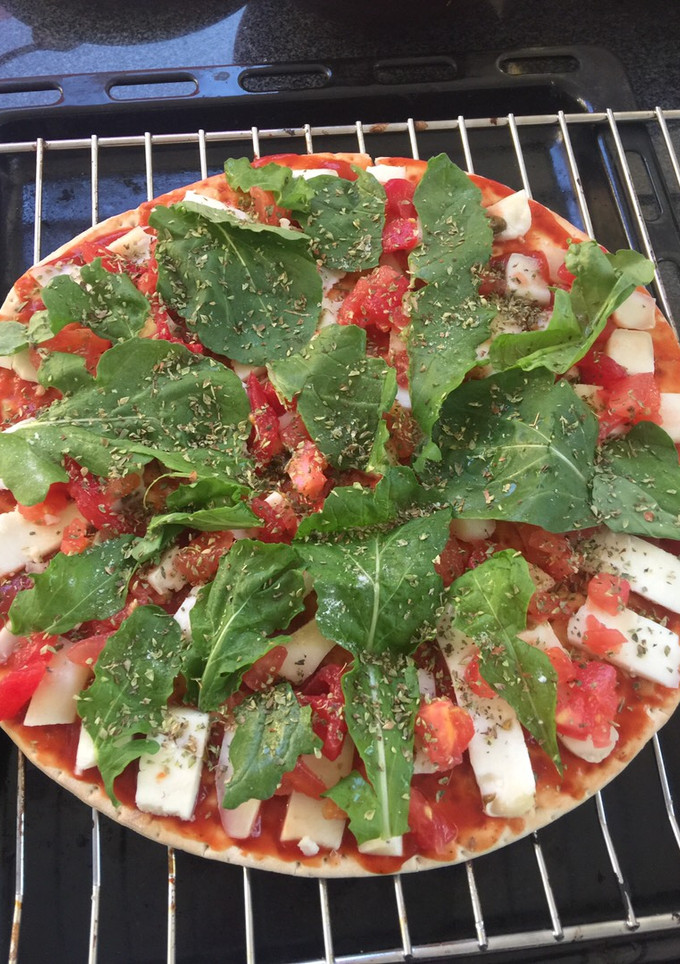 Una foto de Pizza albahaca, tomate y queso de cabra