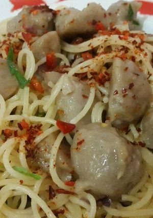 Foto resep Spaghetti Sambal Matah Bakso +++