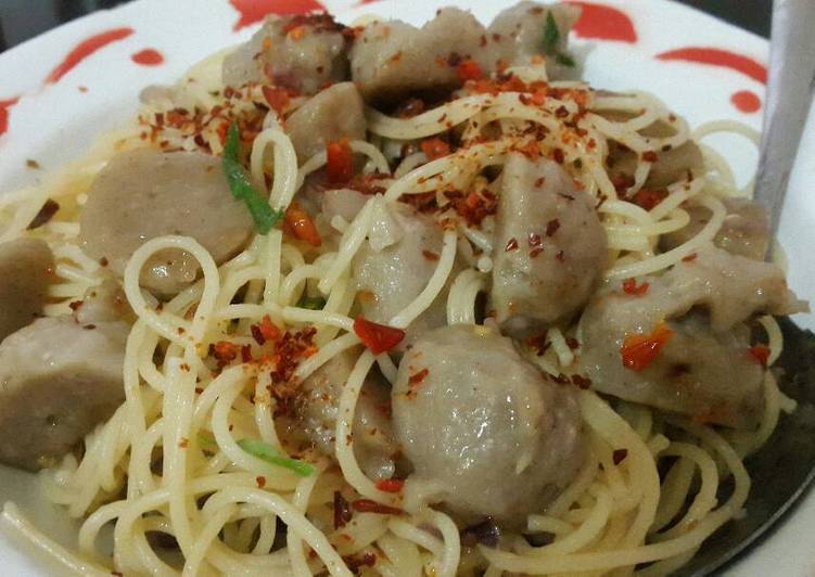 Resep Spaghetti Sambal Matah Bakso +++ yang Enak Banget