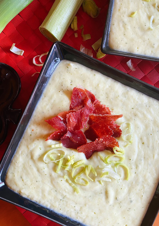 Una foto de Crema de puerros y calabacín con crujientes de jamón
