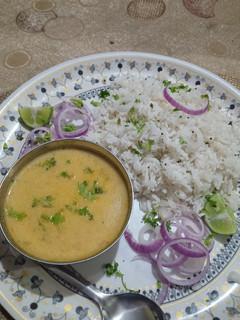 ग्रालिक कढ़ी एंड अनियन चावल (Garlic kadhi and onion chawal recipe in hindi) रेसिपी मुख्य फोटो