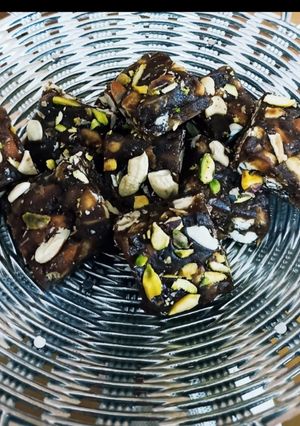 ખજૂર પાક (Khajoor Paak Recipe In Gujarati) રેસીપી મુખ્ય ફોટો