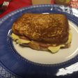 Sándwich de jamón, queso y tortilla francesa