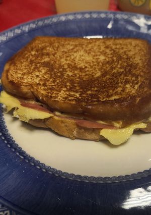 Una foto de Sándwich de jamón, queso y tortilla francesa