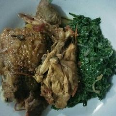 A picture of Kuku Kienyeji na Sukumawiki.