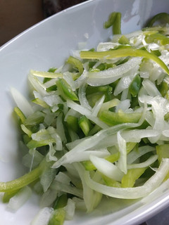 Una foto de Ensalada de pimientos con cebolla