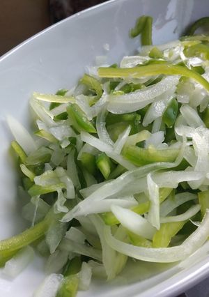 Una foto de Ensalada de pimientos con cebolla