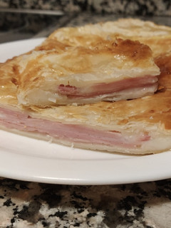 Una foto de Empanada de jamón de York y queso