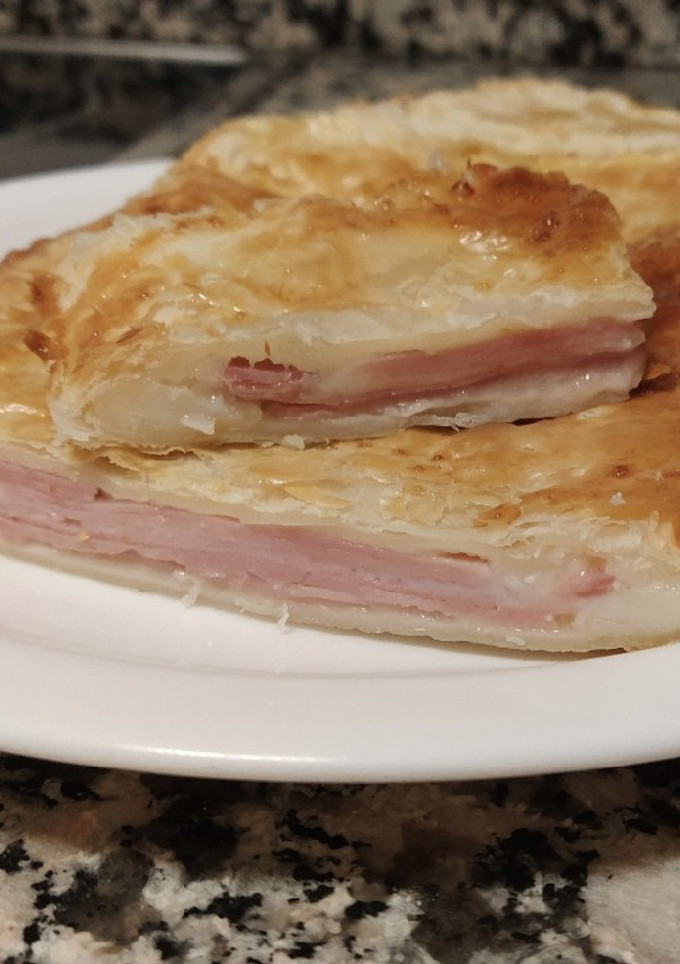 Una foto de Empanada de jamón de York y queso