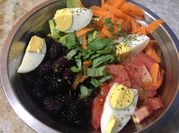 Una foto de ensalada de moras