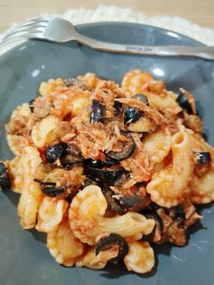 Una foto de Creste di gallo melanzane, tonno e olive –Pasta con berenjena, atún y aceitunas–
