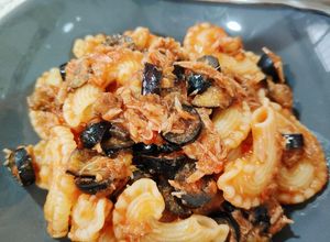 Foto principal de Creste di gallo melanzane, tonno e olive –Pasta con berenjena, atún y aceitunas–