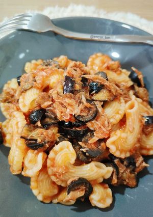 Una foto de Creste di gallo melanzane, tonno e olive –Pasta con berenjena, atún y aceitunas–