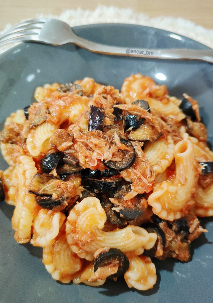 Una foto de Creste di gallo melanzane, tonno e olive –Pasta con berenjena, atún y aceitunas–