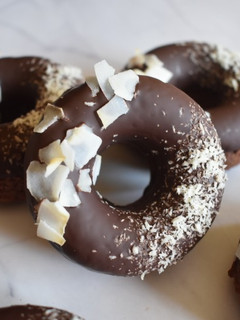 Una foto de Donuts fit de chocolate y coco