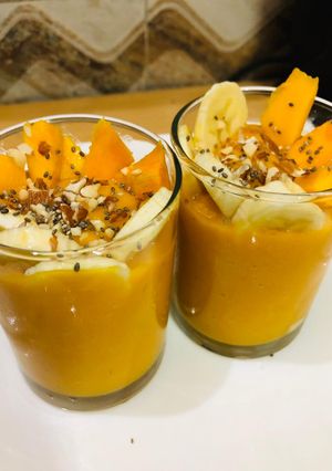 A picture of Mango banana smoothie.