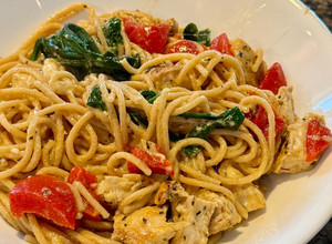 A picture of Lemon garlic chicken spinach pasta.