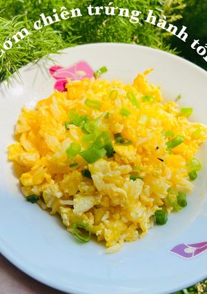 Hình của món Cơm chiên trứng hành tỏi.