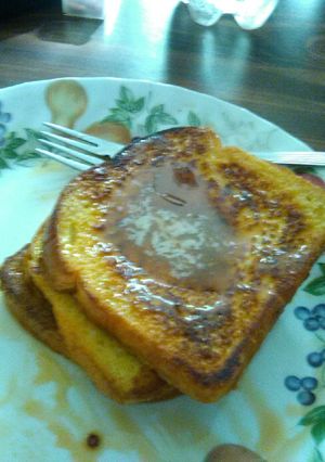 A picture of French toast with caramel sauce.