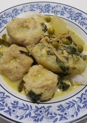 A picture of Green Curry with King Mackerel Fish Balls.