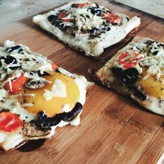 A picture of Egg on pastry..